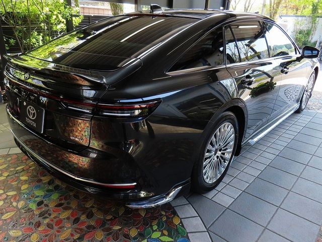 CROWN sedan hybrid