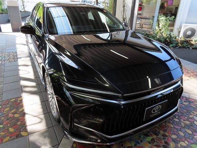 CROWN sedan hybrid