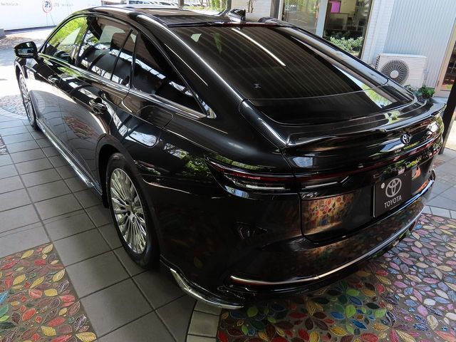 CROWN sedan hybrid