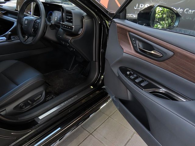 CROWN sedan hybrid