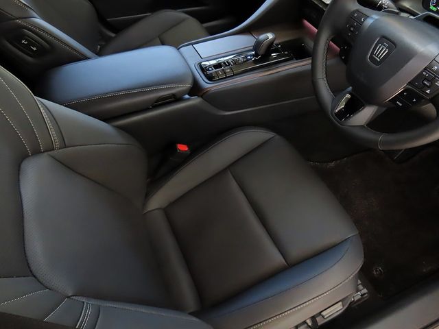 CROWN sedan hybrid