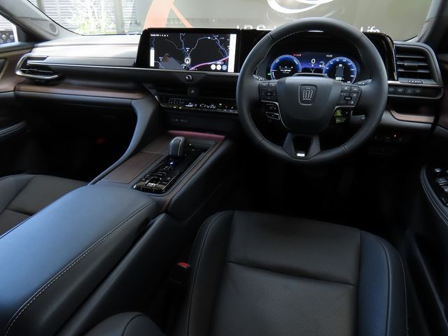 CROWN sedan hybrid