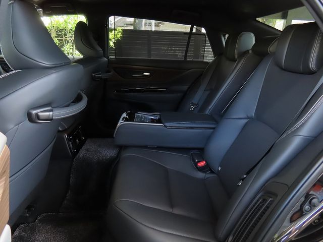 CROWN sedan hybrid