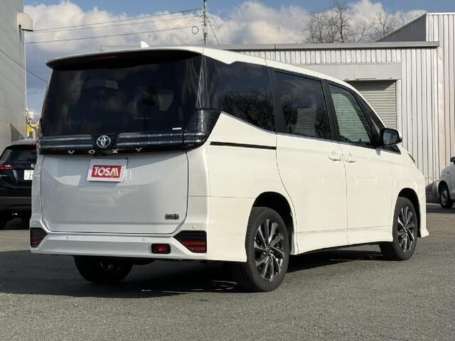 VOXY HYBRID 4WD
