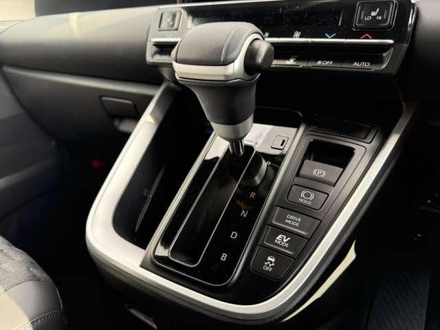 VOXY HYBRID 4WD
