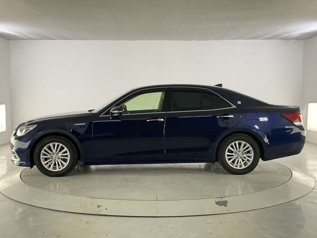 CROWN sedan hybrid