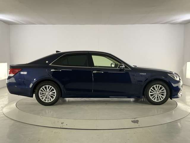 CROWN sedan hybrid