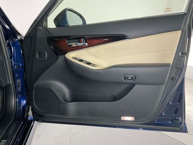 CROWN sedan hybrid