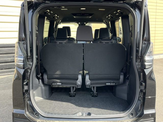 VOXY HYBRID 4WD