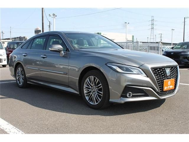 CROWN sedan hybrid