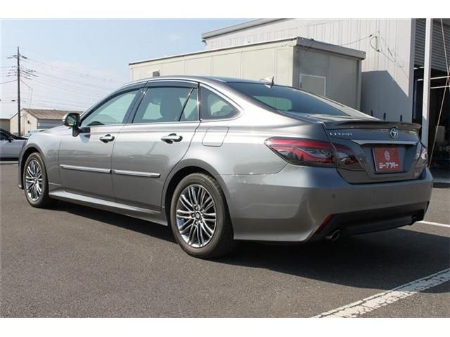 CROWN sedan hybrid