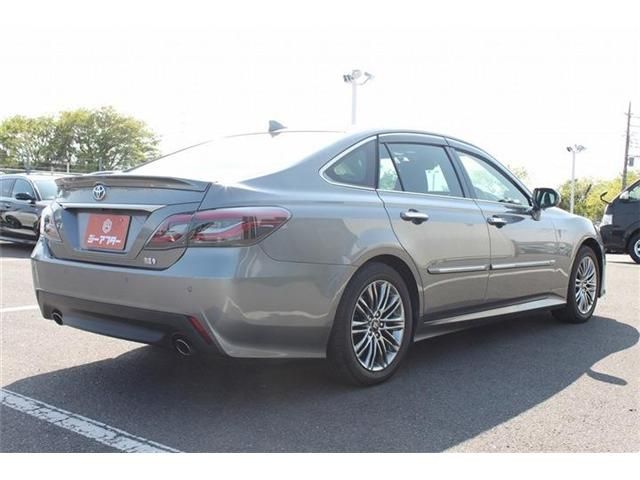 CROWN sedan hybrid