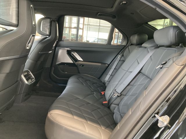 BMW i7