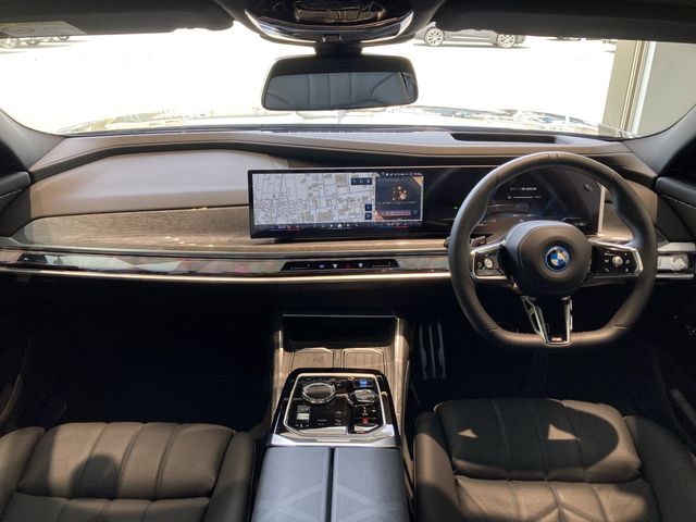 BMW i7
