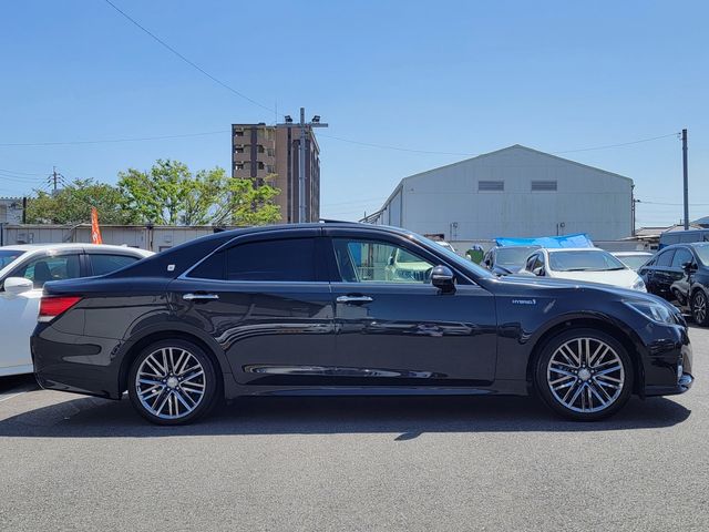 CROWN sedan hybrid