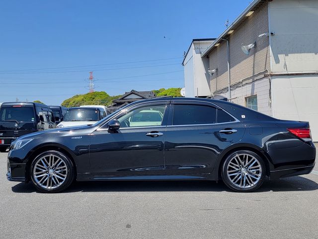 CROWN sedan hybrid