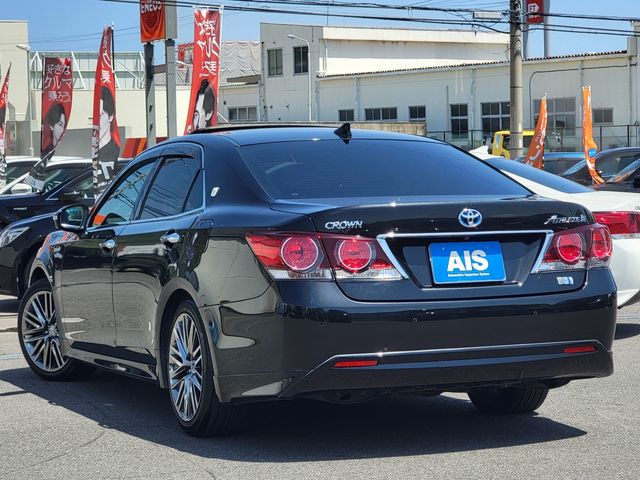 CROWN sedan hybrid