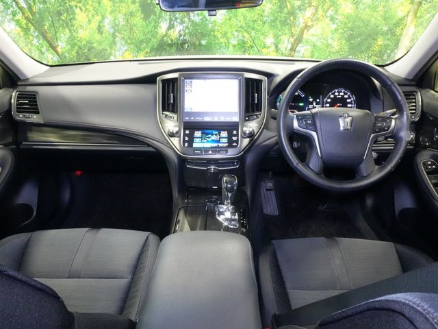 CROWN sedan hybrid