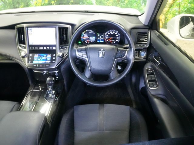 CROWN sedan hybrid