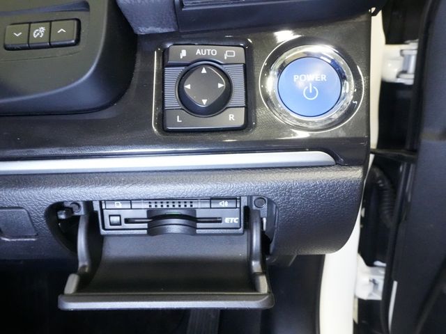 CROWN sedan hybrid