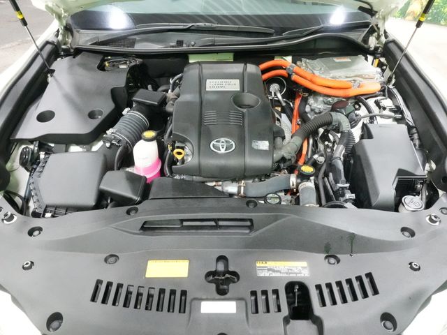 CROWN sedan hybrid