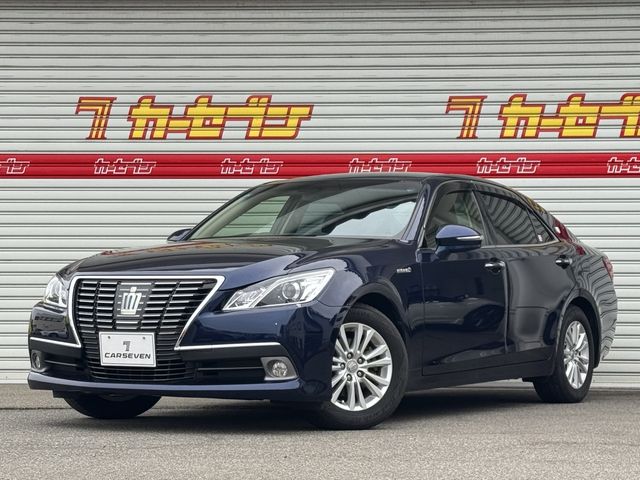 CROWN sedan hybrid