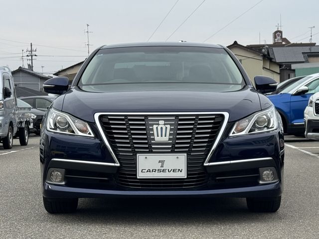 CROWN sedan hybrid