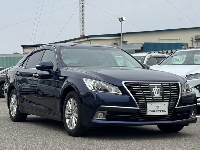 CROWN sedan hybrid