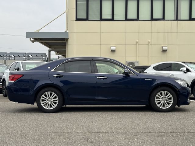 CROWN sedan hybrid