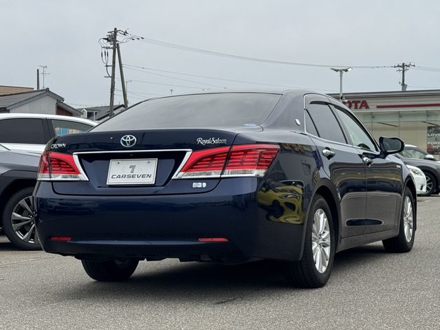 CROWN sedan hybrid