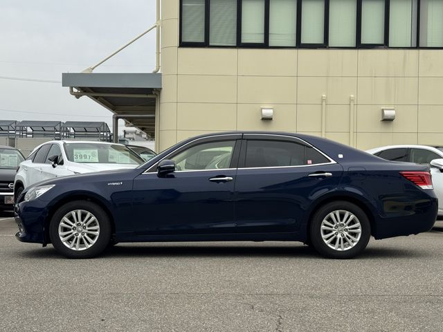 CROWN sedan hybrid