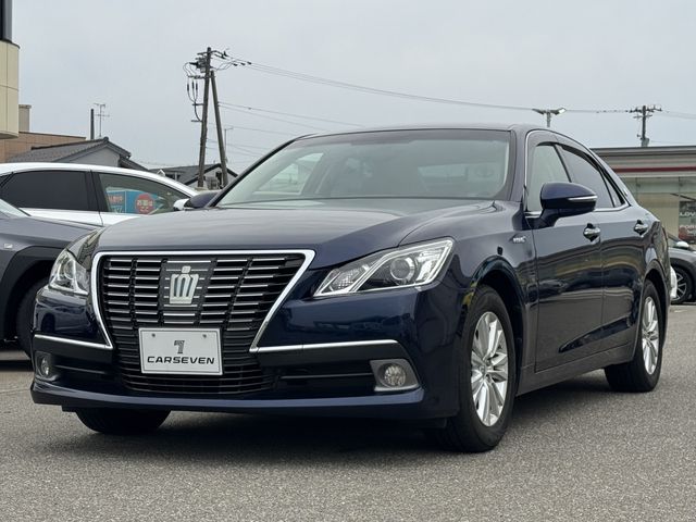 CROWN sedan hybrid
