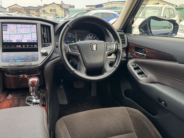 CROWN sedan hybrid