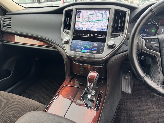 CROWN sedan hybrid