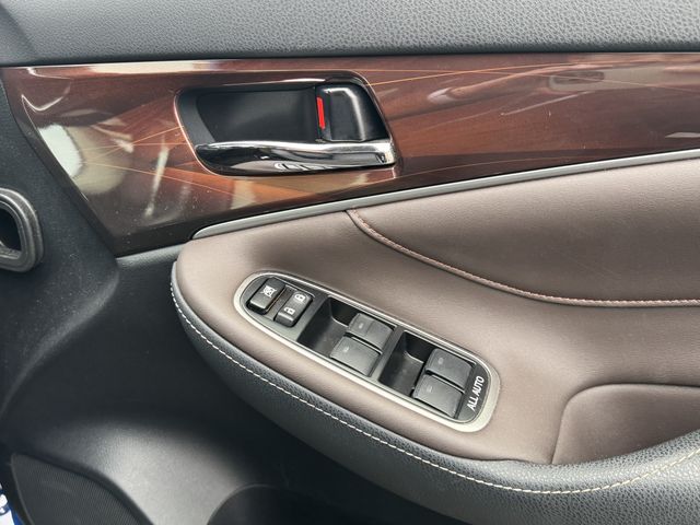 CROWN sedan hybrid