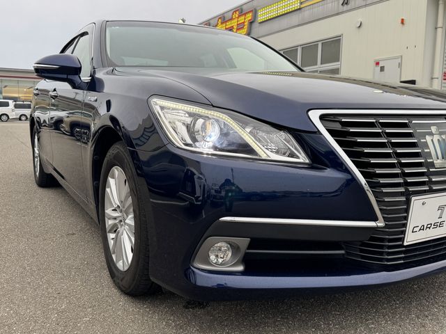 CROWN sedan hybrid