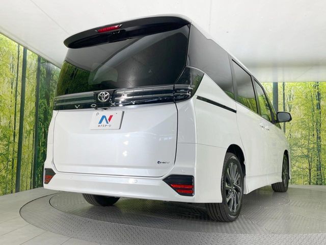 VOXY HYBRID