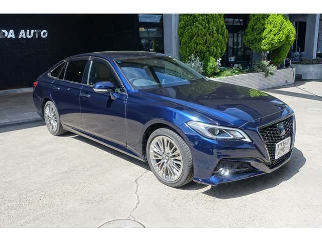 CROWN sedan hybrid