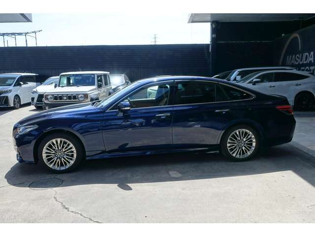 CROWN sedan hybrid