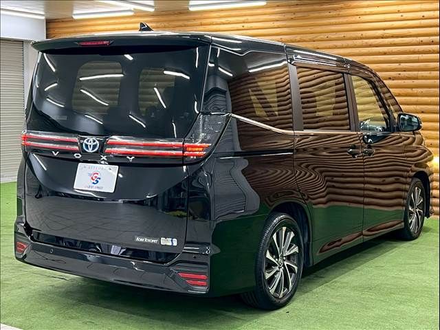 VOXY HYBRID
