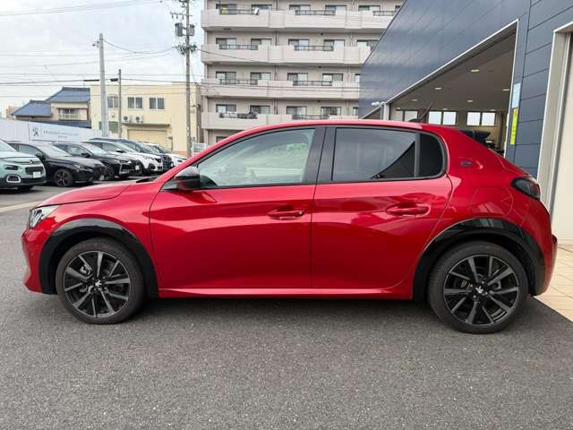 PEUGEOT e-208