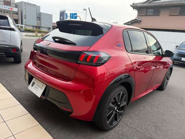 PEUGEOT e-208
