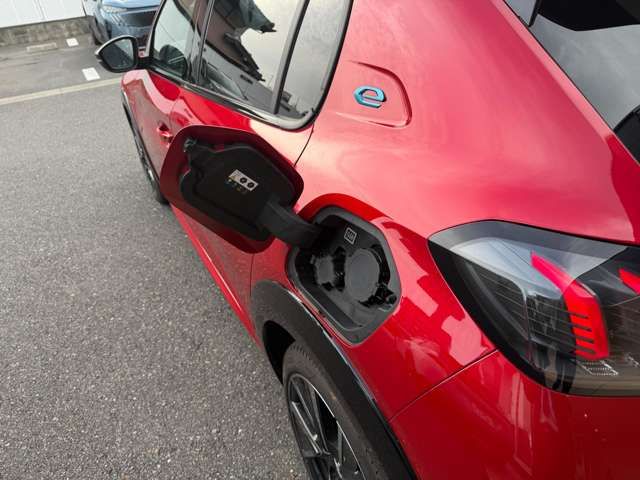 PEUGEOT e-208