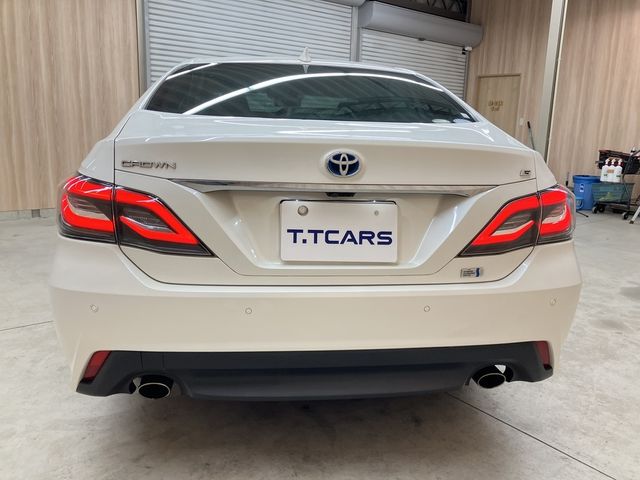 CROWN sedan hybrid