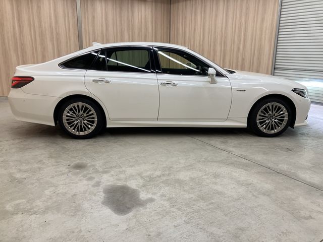 CROWN sedan hybrid