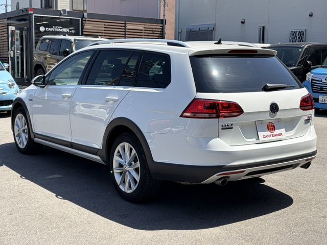 VOLKSWAGEN GOLF Alltrack