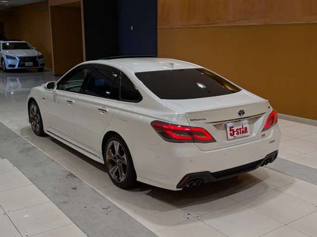 CROWN sedan hybrid