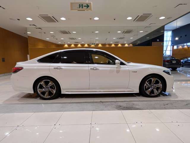 CROWN sedan hybrid