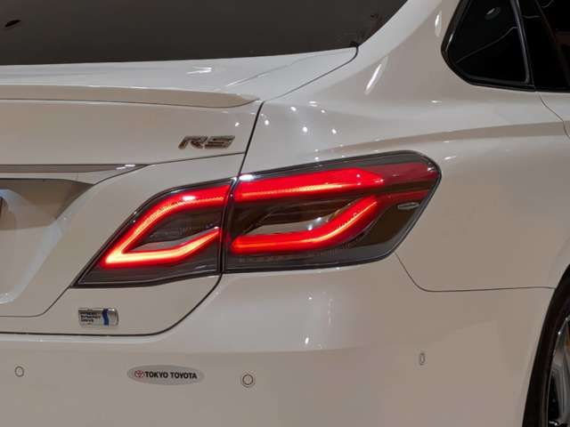 CROWN sedan hybrid