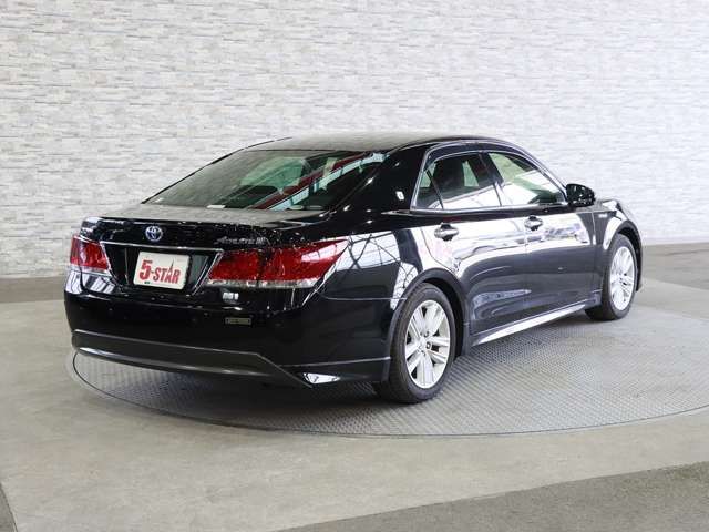 CROWN sedan hybrid